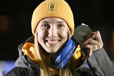 Skeletonpilotin Susanne Kreher feierte ihre Silbermedaille mit Pizza.