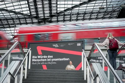 Die Zahl der Angriffe auf Bahnbeschäftigte ist innerhalb eines Jahres gestiegen. Jetzt gibt es eine Respekt-Kampagne. (Archivbild) 