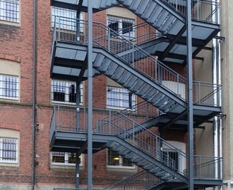 Blick auf die Feuertreppe der Jugendausstellung Phänomenia, die sich seit 2017 im sanierten Nordflügel befindet. Ein Gleichgewicht zwischen Sicherheit, Denkmalschutz und Umsetzbarkeit zu finden, ist nicht leicht: Was dem einen zu weit geht, geht dem anderen lange nicht weit genug.