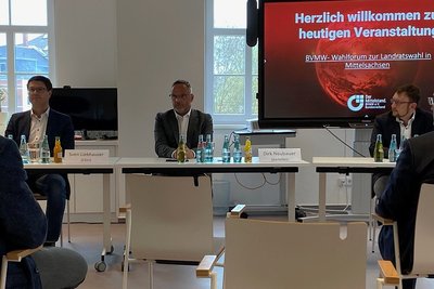 Beim Forum zur Landratswahl trafen die Kandidaten Sven Liebhauser, Dirk Neubauer und Rolf Weigand (von links) am Mittwochabend im Mittweidaer Innovationszentrum Werkbank 32 erstmals öffentlich aufeinander. 