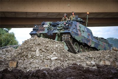 Zum Beräumen von Geröll besitzt der Bergepanzer ein Räum- und Stützschild.