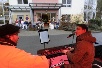 Das Akustik-Duo Kai (rechts) und Fabi spielte im Weihnachtsexpress Weihnachtslieder vom Raachermannel bis zu John Lennon. Mitgesungen und viel Applaus gespendet haben Pflegekräfte und Bewohner des Kursana-Domizils, die den Eingang und das ganze Foyer füllten. 