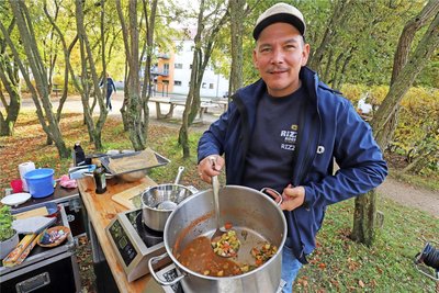 Eventkoch Kay „Rizzo" Rätzer kocht von nun an regelmäßig mit den Kindern des Förderzentrums „Käthe Kollwitz" in Freiberg.
