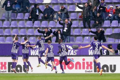 Jubel nach acht Minuten: Die Auer Spieler feiern das 1:0, das durch ein Eigentor fiel.