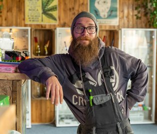 Im "Groers Home" in der Nicolaistraße können die Auerbacher demnächst Rauchzubehör kaufen. Enrico Götz (Foto) und Danilo Schüler sind ein kleines Start-up-Unternehmen. Ein Trend im Handel. 