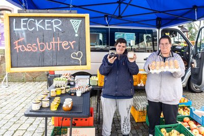 Silke Pitterling (r.) verkauft gemeinsam mit ihrer Tochter Doreen Eier, Honig und Fassbutter.