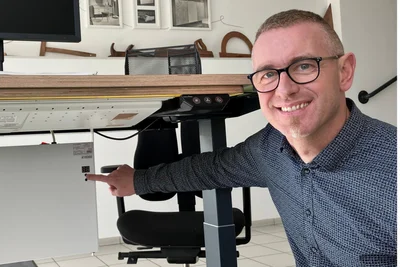 David Seidel zeigt die Möglichkeiten der Schreibtischheizung, die weltweit eingesetzt wird – als Knieraumheizung oder mittels Umluft getriebener Plattenheizung.