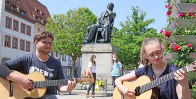 Zu seinem Ehrentag bringen Janek Wasilewski und Lilly Schüller dem Jubilar Robert Schumann vor dessen Denkmal in Zwickau ein Ständchen.