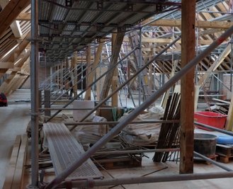 Im Dachgeschoss des Südflügels haben ursprünglich Fenster das Licht bis ins Erdgeschoss geworfen. Schon zu DDR-Zeiten grenzte eine Zwischendecke den Dachboden ab. Hier oben will der Chemnitzer Hobbyarchäologe Dominique Görlitz sein Schilfboot "Abora" ausstellen.