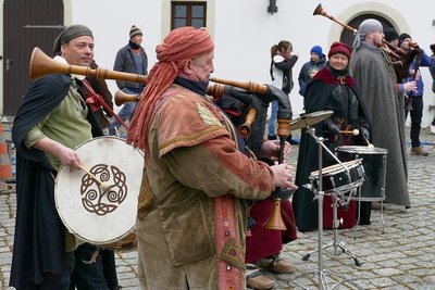 Mit ihren Dudelsäcken und Trommeln sorgte auf dem Schlosshof unter anderem die Band "Dumdideley" für musikalische Unterhaltung. 