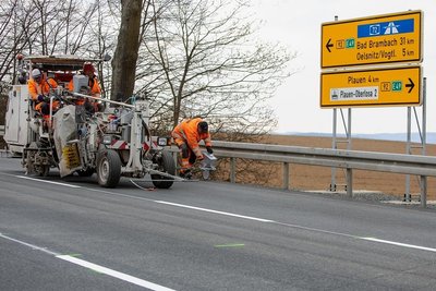 Auf der B 92 zwischen dem Ortsteil Oberlosa und der A 72-Abfahrt Plauen-Süd laufen Fahrbahnmarkierungen. 