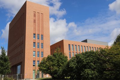 Die Bibliothek mit Hörsaalzentrum der TU Bergakademie Freiberg.
