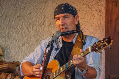 Der Thüringer Musiker und Songwriter Andreas Schirneck widmet sich in seinem Programm Neil Young und Bob Dylan.
