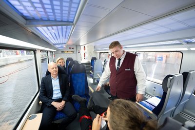 Bei einem Deeskalationstraining lernen Mitarbeiterinnen und Mitarbeiter den richtigen Umgang mit gefährlichen Situationen. Harmen van Zijderveld (links) besuchte das Training. 
