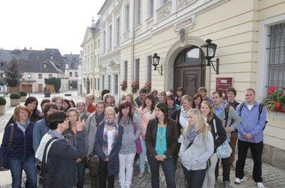 Bei Stadtrundgängen haben am MOntag die neuen Studenten der Plauener Berufsakademie in drei Gruppen ihren Studienort kennen gelernt. Anschließend ging es ins Rathaus zur Immatrikulation.