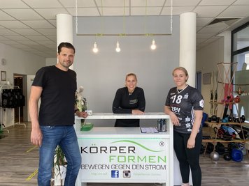 Carlotta Fege (rechts) ist die vierte neue Spielerin beim BSV Sachsen Zwickau. Trainer Norman Rentsch stellte die 18-Jährige, die von Borussia Dortmund nach Westsachsen wechselt, gemeinsam mit der ehemaligen BSV-Spielerin Silvia Sajbidor im Rahmen der Partnerschaft mit deren Unternehmen Körperformen Zwickau vor. 