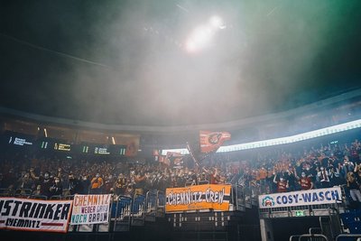 Mehr als 500 Fans begleiteten die Basketballer der Niners nach Berlin. Alle geimpft oder genesen, alle mit Maske am Platz. 