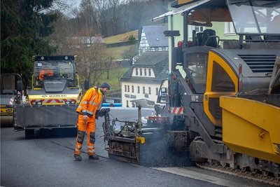Mit dem Aufbringen der Asphalt-Deckschicht wurde diese Woche der erste Teilabschnitt der neuen B 180 in Erdmannsdorf fertiggestellt. Ab Samstag soll der Verkehr zunächst wieder rollen. Im Frühjahr wird in Richtung Chemnitzer Straße weitergebaut. 