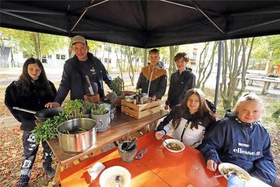 Mia-Sophie, Eventkoch Kay Rätzer, Pascal, Sozialarbeiterin Dominique Rath, Lea und Jule (v.l.) haben Spaß am Kochen.