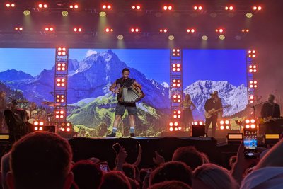 Andreas Gabalier eröffnet seine Show in Schwarzenberg mit voller Alpenkulisse – musikalisch wie visuell.