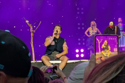 In einer ruhigen Konzertpassage sitzt Gabalier im Rampenlicht – inszeniert als einfacher Bua mit großer Stimme.
