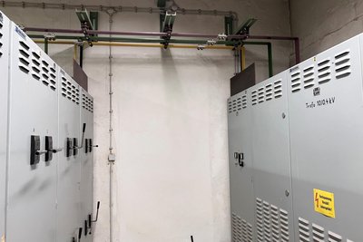 Die Dachflächen der Hallen sind vermietet und mit Solarpanels belegt. Die Trafostation ist fertig. Der Sonnenstrom soll bei HOM für die Möbelproduktion verwendet werden.