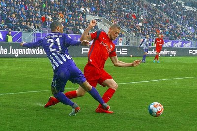 Der Riesenbock nach 24 Minuten: Malcolm Cacutalua verliert erst den Ball an Hanno Behrens, foult ihn danach im Strafraum.