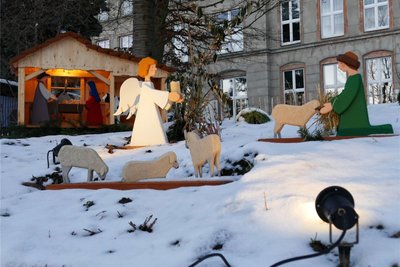 Sobald die Dämmerung einsetzt, werden die Szenen des Weihnachtsbergs mit Lichtstrahlern in Szene gesetzt. Auf Knopfdruck ertönt aus dem Lautsprecher zudem die Erzählung dazu.