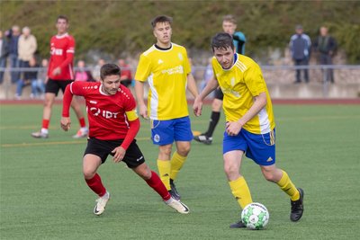 Richie Schulze, der hier Mülsens Michael Herbst (r.) den Ball abluchsen will, bewies erneut seine Torgefahr und traf zweimal.
