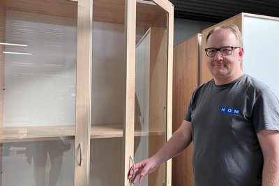 Andreas Ahlers arbeitet bei HOM im Vertrieb. Das Hospiz Falkenstein oder das Rathaus Ellefeld sind Gebäude, die mit Möbeln aus Hammerbrücke ausgestattet wurden.