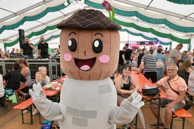 Das Maskottchen „Lugi“, hier beim Lugauer Stadtjubiläum, ist als Motiv etwa auf Tassen zu finden.