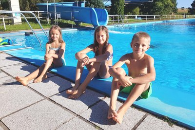Lilly, Mia und Tim (von links) lassen sich nach dem Ausflug ins Wasser von der Sonne trocknen.
