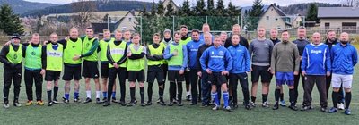Rund 30 Fußballer trafen sich zu einem lockeren Spielchen auf dem Sosaer Sportplatz. 