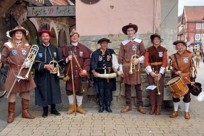 Hausmannsmeister Florian Gulaneck, Thums Türmer Matthias Barth, Nachtwächter Jörg Eller und Türmer Gerd Schlesinger aus Schwarzenberg, Hausmannsmeister Björn Müller, Gesellin Jette Bieber, Türmerin Rosi Winkler (v. l.) in Helmstedt.