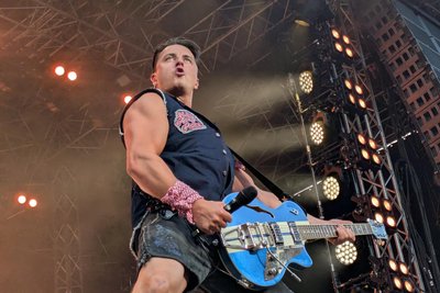Mit der E-Gitarre posiert der Steirer wie ein Rockstar – Muskelspiel und Selbstinszenierung inklusive.