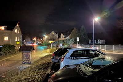 In der Nähe der Thumer Grundschule stehen bereits neue Lichtmasten mit moderner LED-Technik (r.).