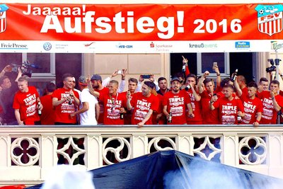 Die Aufstiegshelden von 2016 auf dem Zwickauer Rathausbalkon.