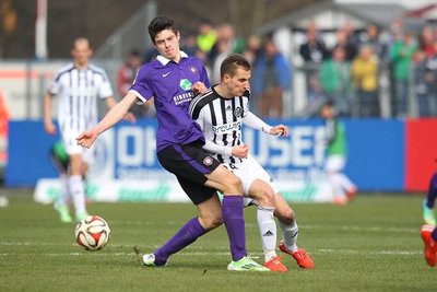 Marcin Sieber (l.) vergangene Saison im Duell mit Dominick Drexler. Sie gehören zu den wenigen Profis, die bei den Absteigern geblieben sind.