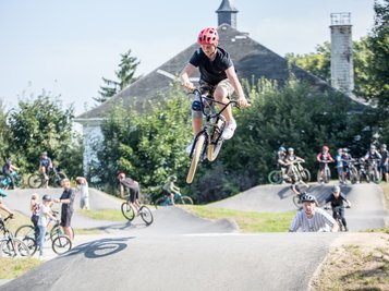 Egal ob BMX, Mountainbike, Roller oder gar Laufrad: Alles was Räder hat und mit Muskelkraft betrieben wird, ist auf dem Pumptrack unterwegs.