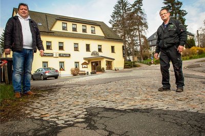 Vor dem Start der Bauarbeiten im Frühjahr machten sich Thomas Katzorreck (links), Inhaber des Landgasthofs "Erbgericht", und Bert Brising, der eine Kfz-Meisterwerkstatt betreibt, Sorgen um die Erreichbarkeit ihrer Betriebe.