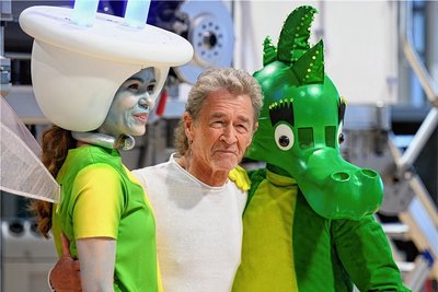 Rocksänger Peter Maffay ist zurzeit regelmäßig als Jurymitglied in der TV-Show "Voice of Germany" zu sehen. Am Montag hat er das Fernsehstudio allerdings verlassen - und die Gläserne Manufaktur von VW Sachsen in Dresden besucht. Begleitet wurde er von seiner Märchenfigur Tabaluga und Glühwürmchen Lucy - die neue Freundin des kleinen Drachens Tabaluga hatte in Dresden am Montag ihr Debüt. In der Fertigungslinie hat das Trio eine neue Nachhaltigkeitsserie für Kinder vorgestellt, in der der Drache Tabaluga und Glühwürmchen Lucy schrittweise entdecken, wie sie umweltbewusster leben können. Die im Internet zugänglichen Episoden wurden im Zuge der seit 2006 bestehenden Partnerschaft zwischen dem Automobilkonzern und dem Musiker entwickelt.fp 