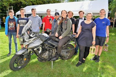 Theresa Thierfelder (Mitte) hat den Motorradfahrer-Gottesdienst nach Thum geholt.
