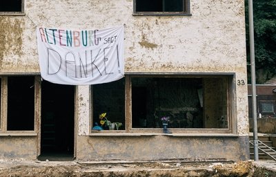 Von diesem Haus ist nur noch der Rohbau übrig.