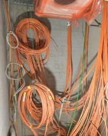 Sowohl der Alt- als auch der Neubau werden umfangreich mit Datenleitungen ausgerüstet.