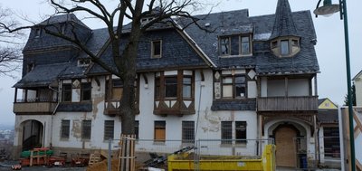 Das ehemalige Beamtenwohnhaus entstand um 1900. Hier entsteht ein Jugend- und Begegnungszentrum mit Kreativwerkstatt. Schulklassen können künftig Workshops abhalten und übernachten, es soll einen großen Gemeinschaftsraum geben, eine kleine Küche auch. 