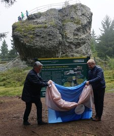 Zum Tag des Geotops 2021 enthüllten die Bürgermeister Jürgen Mann aus Muldenhammer und Marco Siegemund aus Falkenstein (rechts) am Schneckenstein eine neue Info-Tafel. Der Topasfels ist auch Station am Felsenweg 5 des Geo-Umweltparkes "Sagenhaftes Vogtland". 