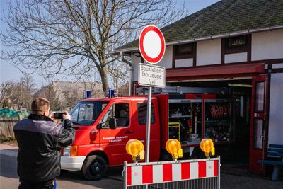 Vor dem Gerätehaus fehlt der Platz: Kaum angefahren ist die Feuerwehr bereits auf der (gerade wegen Bauarbeiten abgesperrten) Straße.