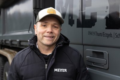 In der Firma von Fuhrunternehmer Sven Meyer ist die Nachtabschaltung der Beleuchtung in der Stadt ein Thema.