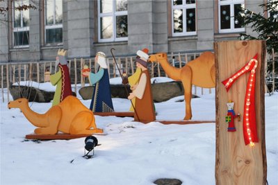 Zu sehen ist auch eine große „1“, denn die Einweihung des Weihnachtsbergs stellte die erste Station des Lebendigen Adventskalenders in Grünhainichen und seinen Ortsteilen dar.