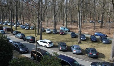 Wildes Parken am Küchwaldring, selbst die Waldwege waren zugestellt. Dieses Bild zeigte sich am Wochenende den Anwohnern.